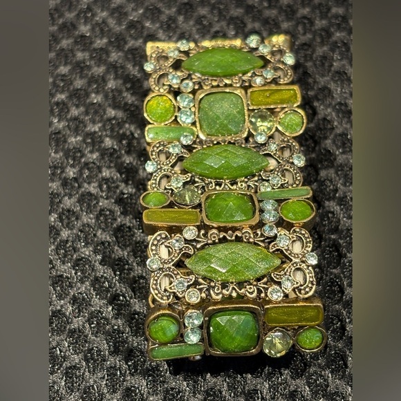 Bold Vintage Inspired Green Gold Tone Bracelet - Picture 5 of 10